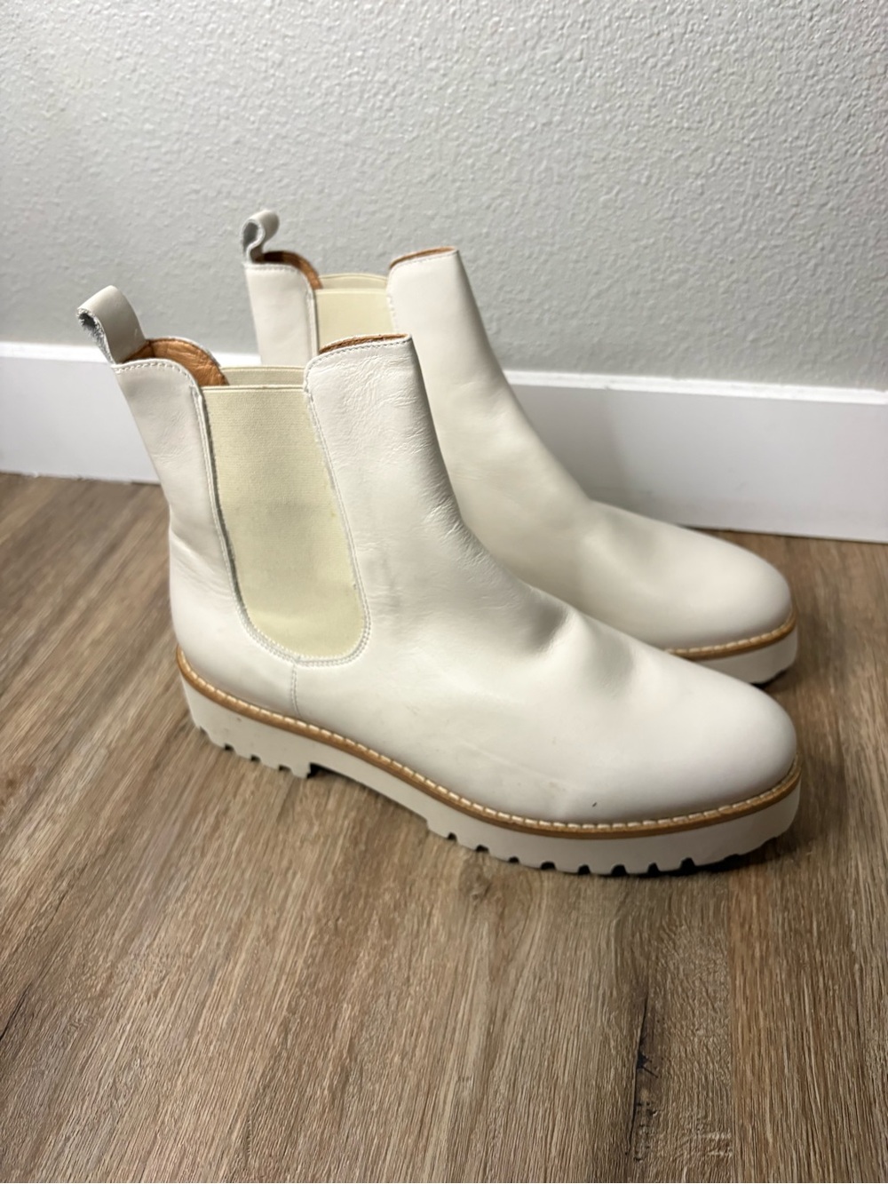 Andre Assous Peggy A4 Cream Leather Chelsea Boots Women’s Size 9.5 NWOT